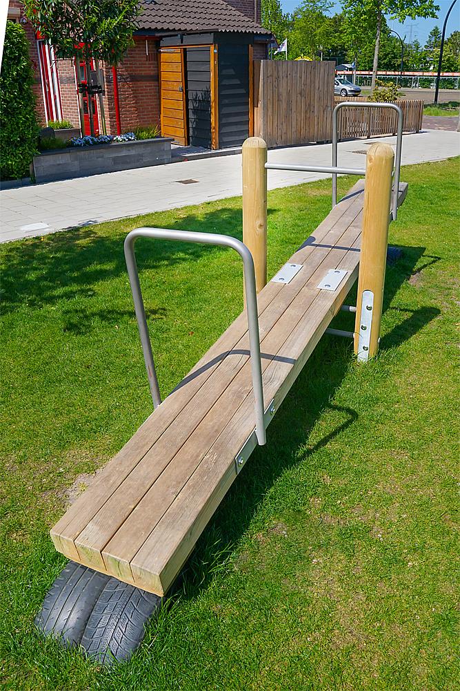 stand-up seesaw